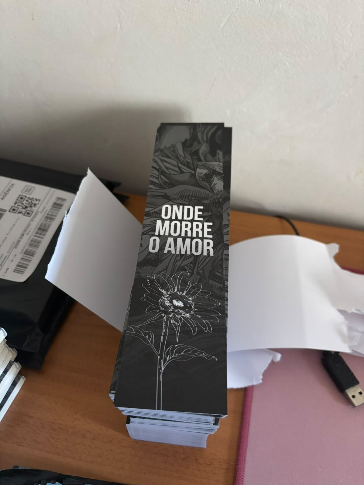 Pilha de marcadores de página com o título Onde Morre o Amor